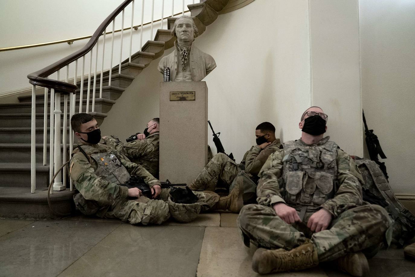 Tras el violento asalto al Capitolio y con motivo de la votación del 'impeachment' contra Donald Trump, cientos de miembros de la Guardia Nacional se desplegaron en el edificio y alrededores y ocuparon pasillos y salas para descansar. Las insólitas imágenes no han tardado en hacerse virales.