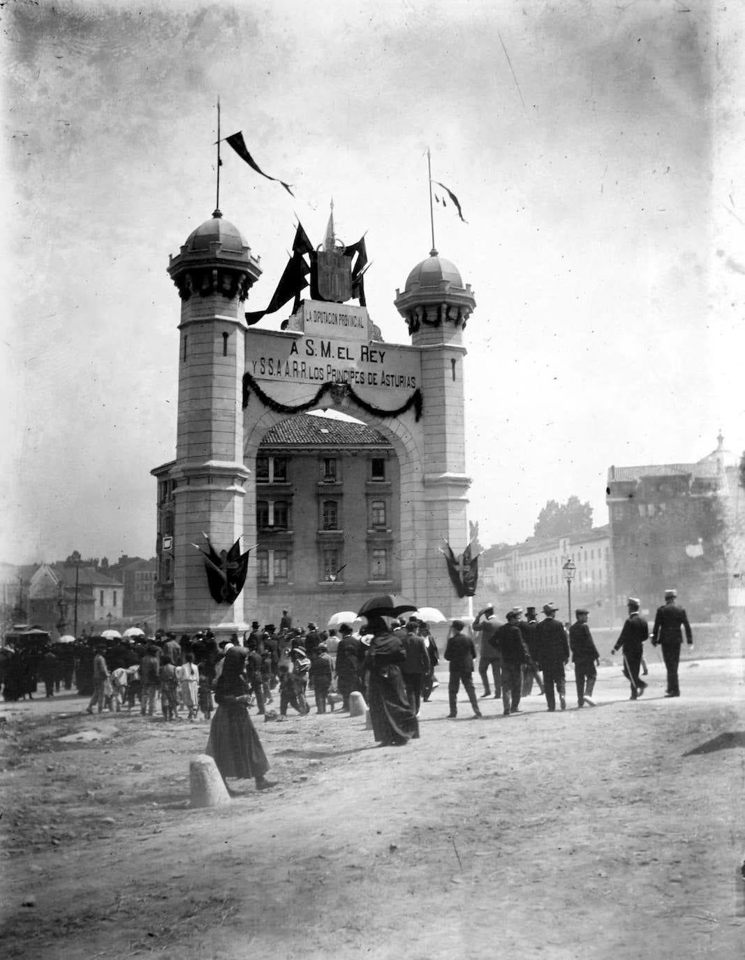 Arco de triunfo levantado el 3 de agosto de 1902 ante la estación del Ferrocarril del Norte de Oviedo en honor al Rey Alfonso XIII y los Príncipes de Asturias. 