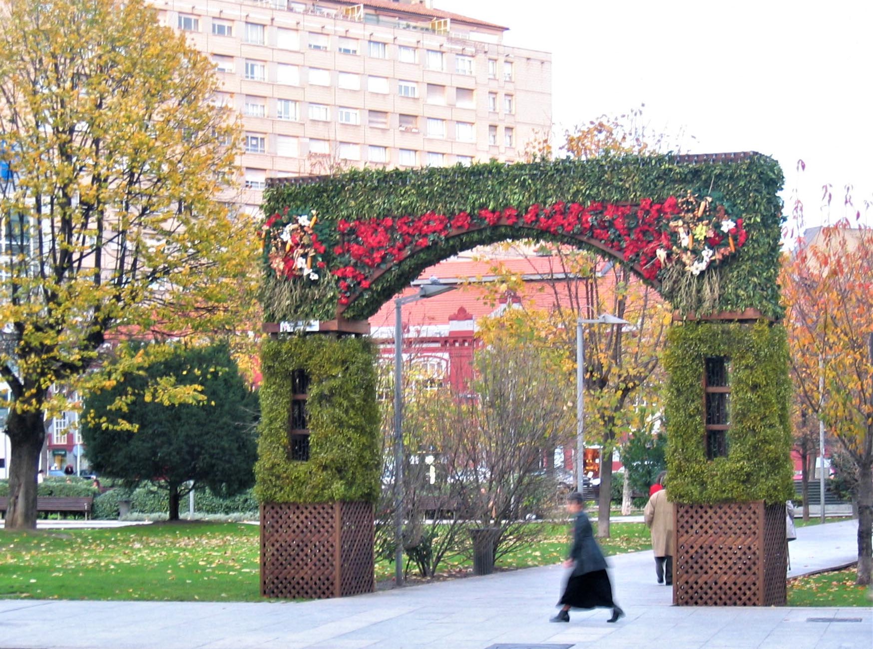 Arco levantado por el Teatro Jovellanos e la plaza de Europa para la Semana Grande de 2005. Se usó también en Navidad ese año y el siguiente. Diseño de Jorge Ayús y Maribel Gil. 
