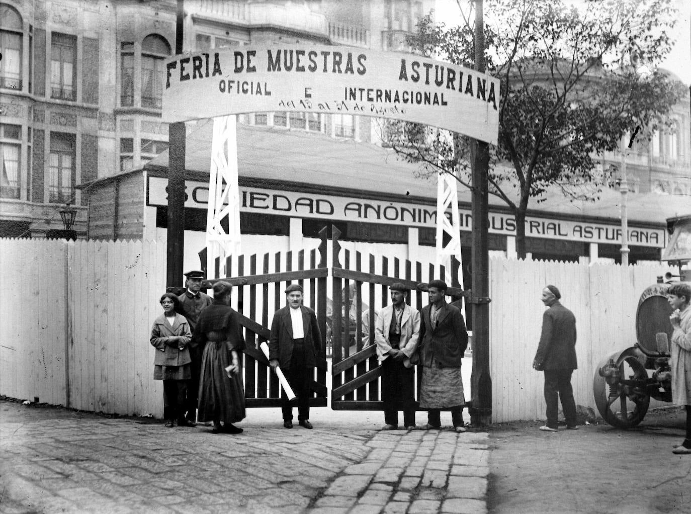 Entrade principal de la I Feria de Muestras de Asturias, en el paseo de Begoña, del 15 al 31 de agosto de 1924. 