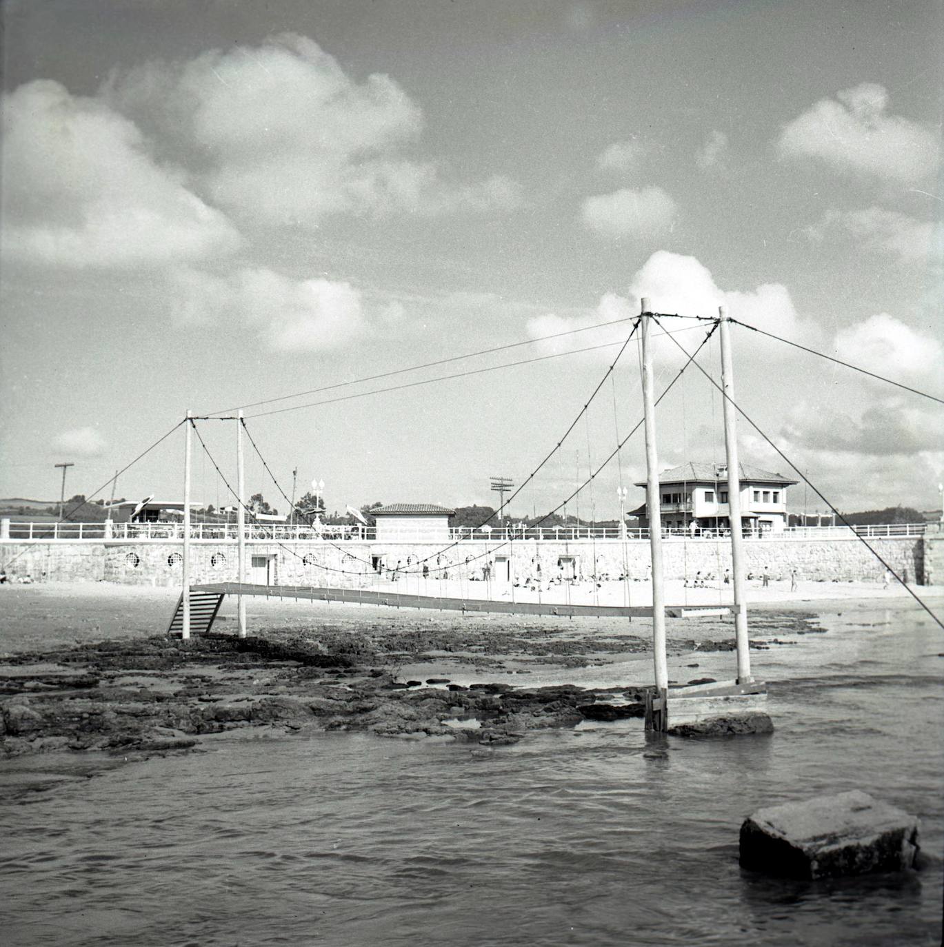 Puente colgante para una pasarela peatonal sobre la desembocadura del Piles, en Gijón. Diseño de José Antonio Muñiz. 