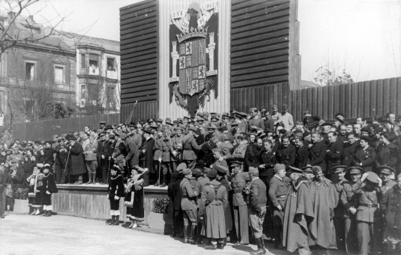 Tribuna de autoridades para el desfile militar del primer aniversario de la entrada de las tropas franquistas en Gijón, el 21 de octubre de 1938.