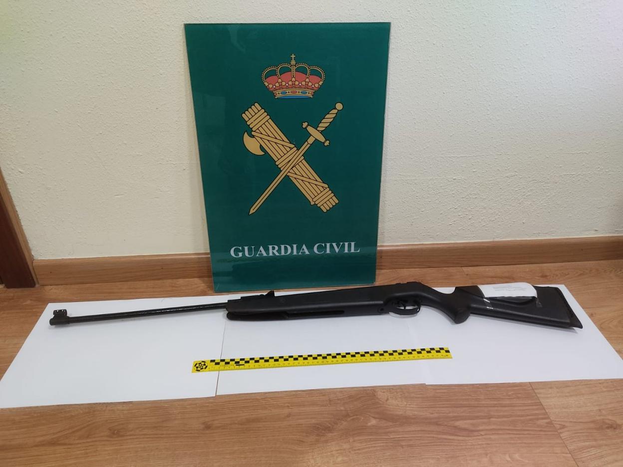 Carabina intervenida por la Guardia Civil. 