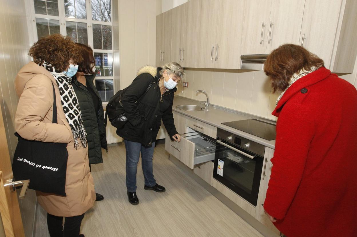 Ana González, Pilar Varela y Susana González, en el piso acondicionado en Eleuterio Quintanilla. 