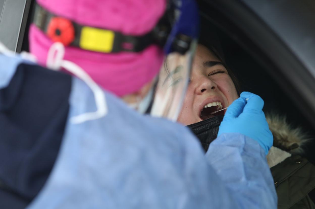 Gesto de molestia de un escolar al realizarle la prueba. 