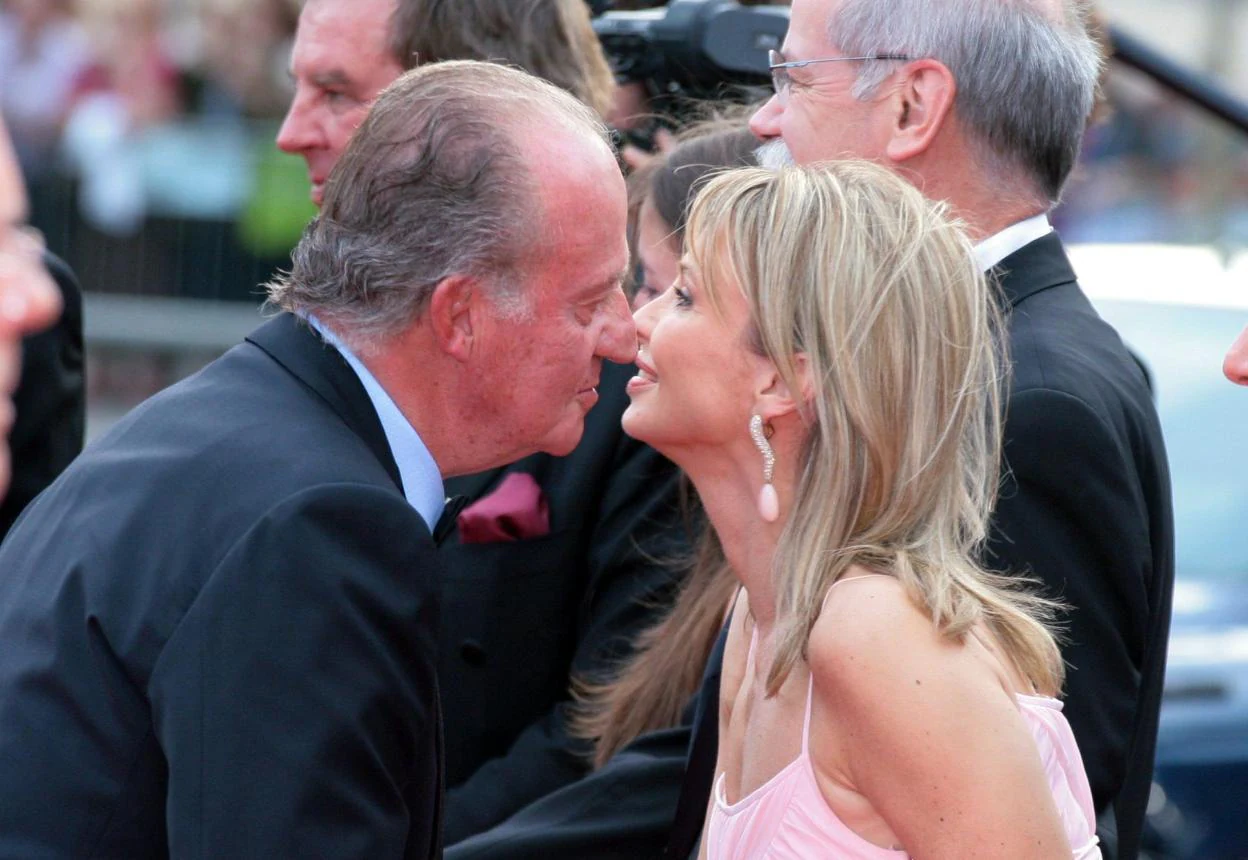 Juan Carlos I saluda a Corinna, en una entrega de premios en 2006. 