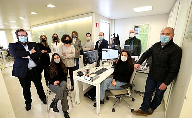 Equipo de gestión. De pie, por la izquierda, Rubén García, Alicia S. Hulton, Laura García, Marioli Álvarez, Asunción Noriega, Esteban Urzelai, Juan Carlos Rodríguez-Ovejero, Adolfo Domingo y Celestino Varela. Sentadas, Patricia Cuesta e Irene Vuelta.