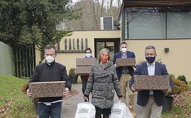 Nacho Manzano, Blanca Cañedo, Rafael Cómitre, Alfonso Muñiz y Enrique Granda, con los menús. 