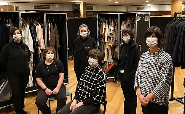 Sastrería. De izquierda a derecha, Verónica Paredes, Christine Tavier, Sofía Arias, Ike Wahl, Aia del Castillo y Susana de Dios (jefa de vestuario).