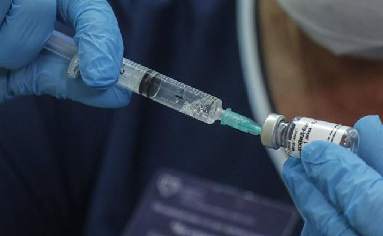 Malestar por vacunar con dosis sobrantes a los padres de una trabajadora de una residencia de Gijón