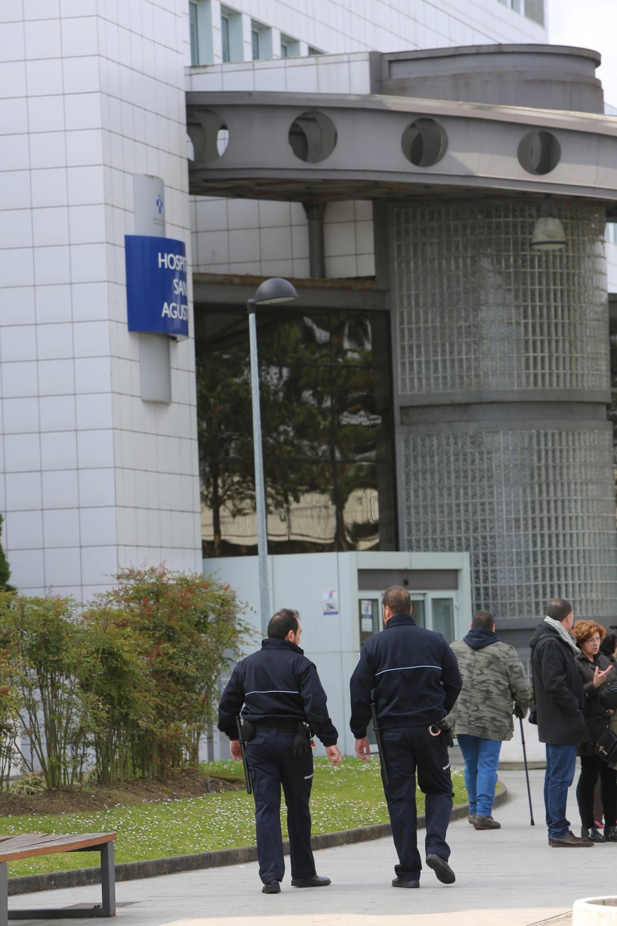 Dos vigilantes de seguridad, en el hospital. 