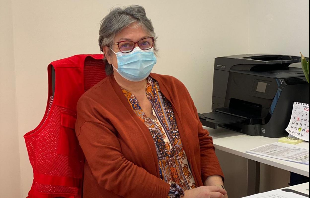 Mercedes García, en las oficinas de Cruz Roja de Luarca. 
