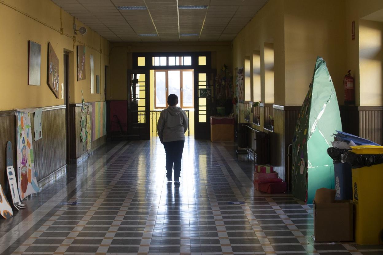 Un niño camina por los pasillos vacíos del centro escolar. 
