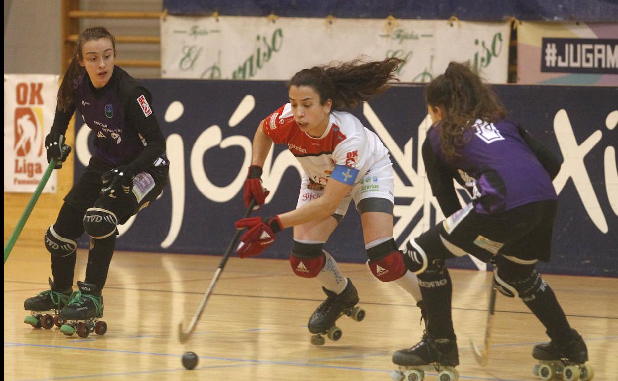 Sara Lolo se abre paso entre Alba Garrote y Andrea Soberón en el partido de ayer en Mata-Jove.