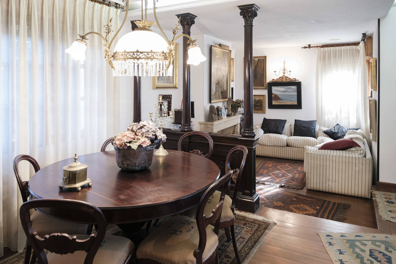 Muebles con historia. La pintora Cecilia Romero nació en la ovetense Casa del Deán Payarinos y de ella conserva enseres y objetos decorativos.