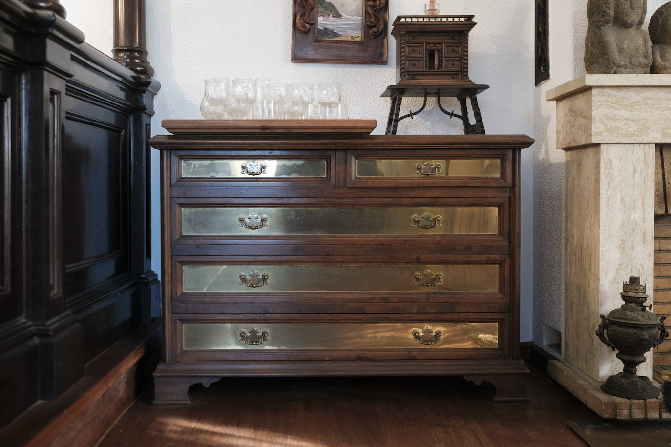 Muebles con historia. La pintora Cecilia Romero nació en la ovetense Casa del Deán Payarinos y de ella conserva enseres y objetos decorativos.