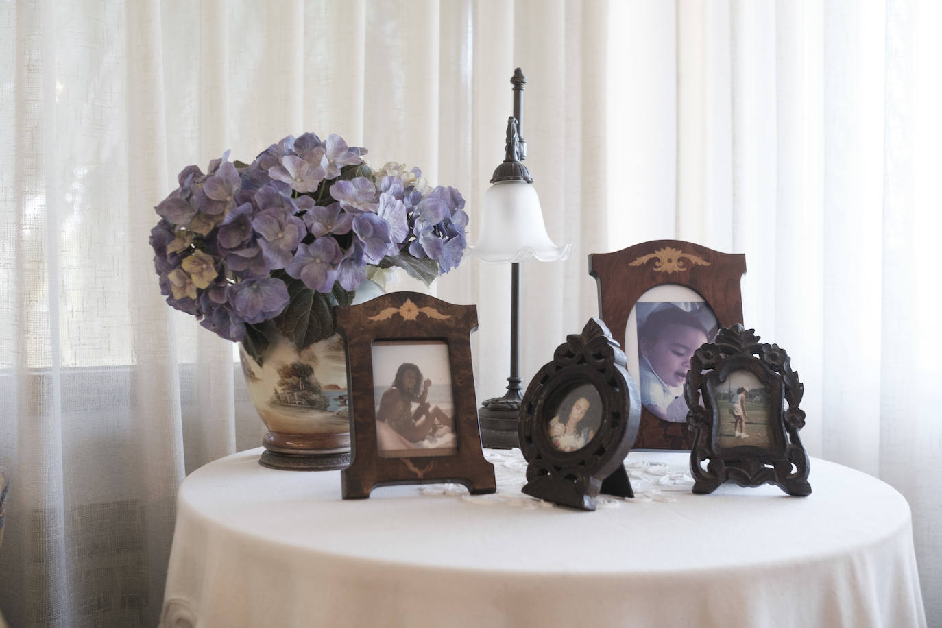 Muebles con historia. La pintora Cecilia Romero nació en la ovetense Casa del Deán Payarinos y de ella conserva enseres y objetos decorativos.