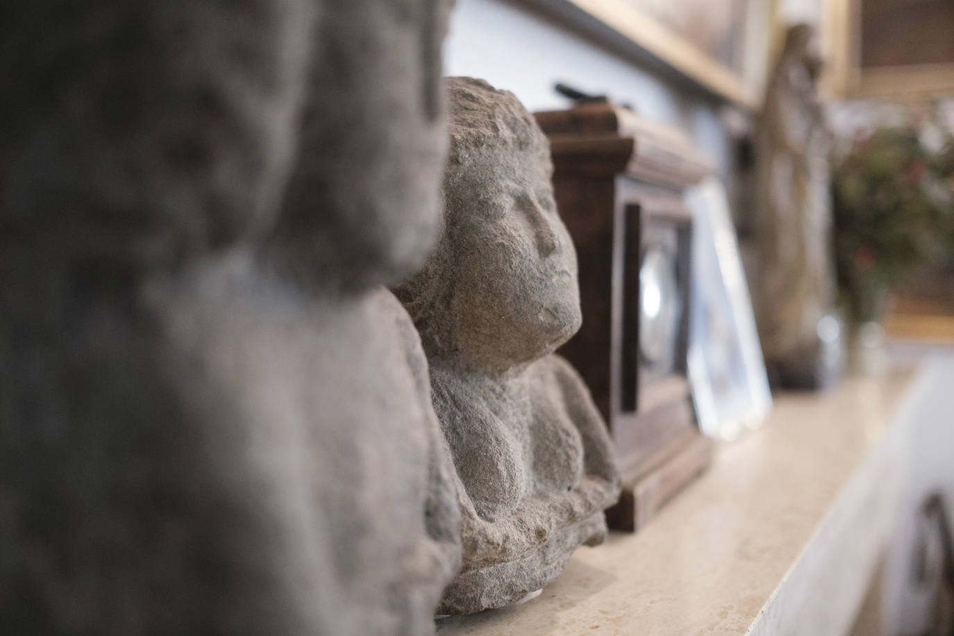 Muebles con historia. La pintora Cecilia Romero nació en la ovetense Casa del Deán Payarinos y de ella conserva enseres y objetos decorativos.