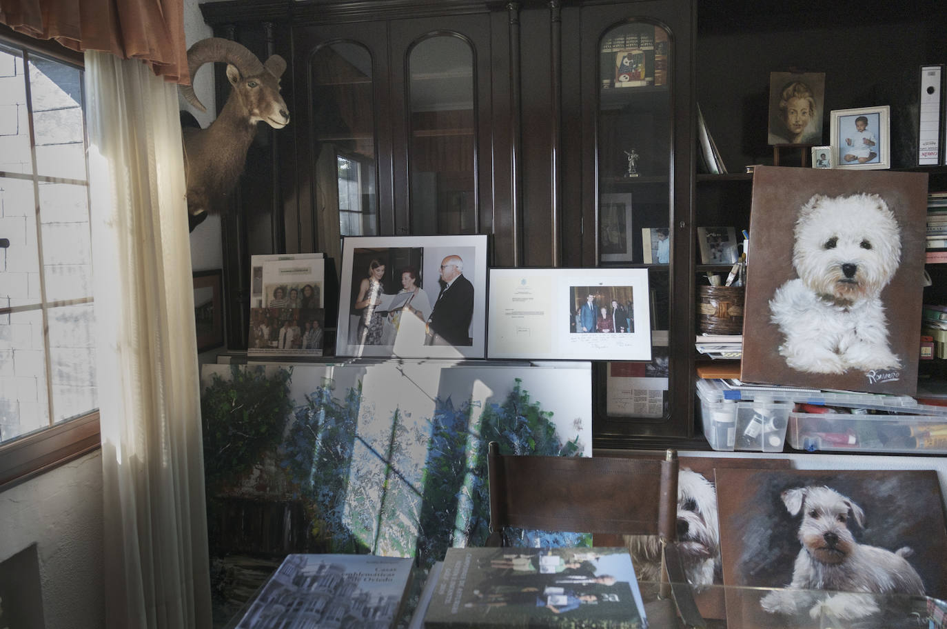 Muebles con historia. La pintora Cecilia Romero nació en la ovetense Casa del Deán Payarinos y de ella conserva enseres y objetos decorativos.