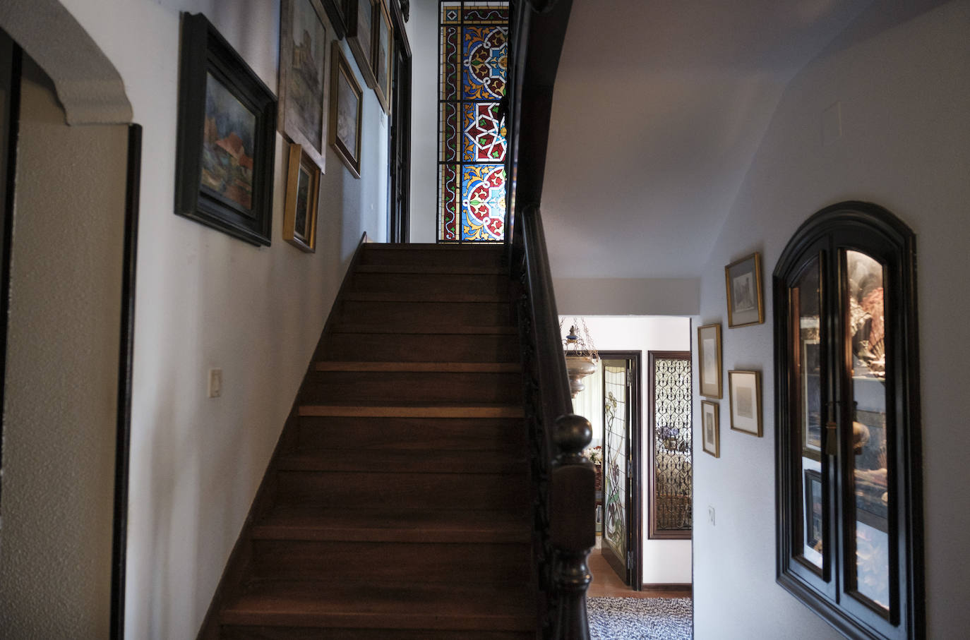 Muebles con historia. La pintora Cecilia Romero nació en la ovetense Casa del Deán Payarinos y de ella conserva enseres y objetos decorativos.