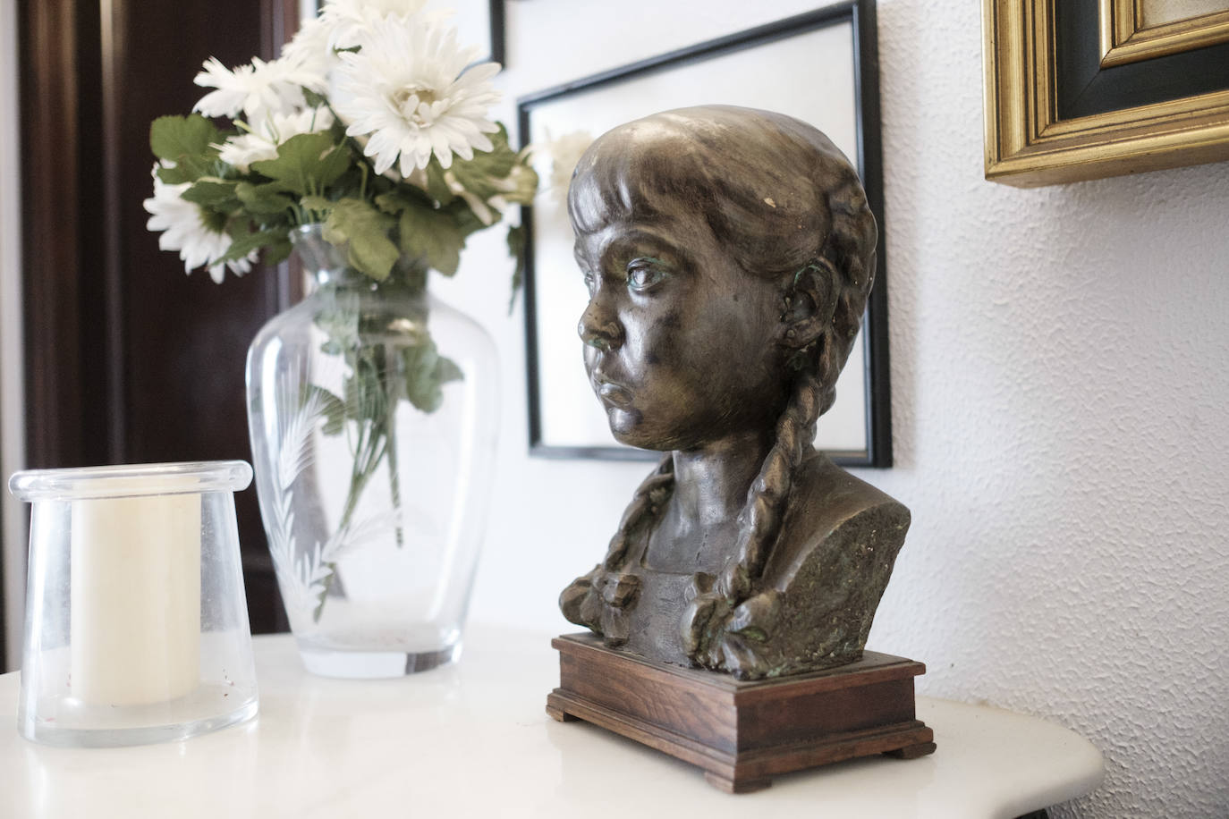 Muebles con historia. La pintora Cecilia Romero nació en la ovetense Casa del Deán Payarinos y de ella conserva enseres y objetos decorativos.