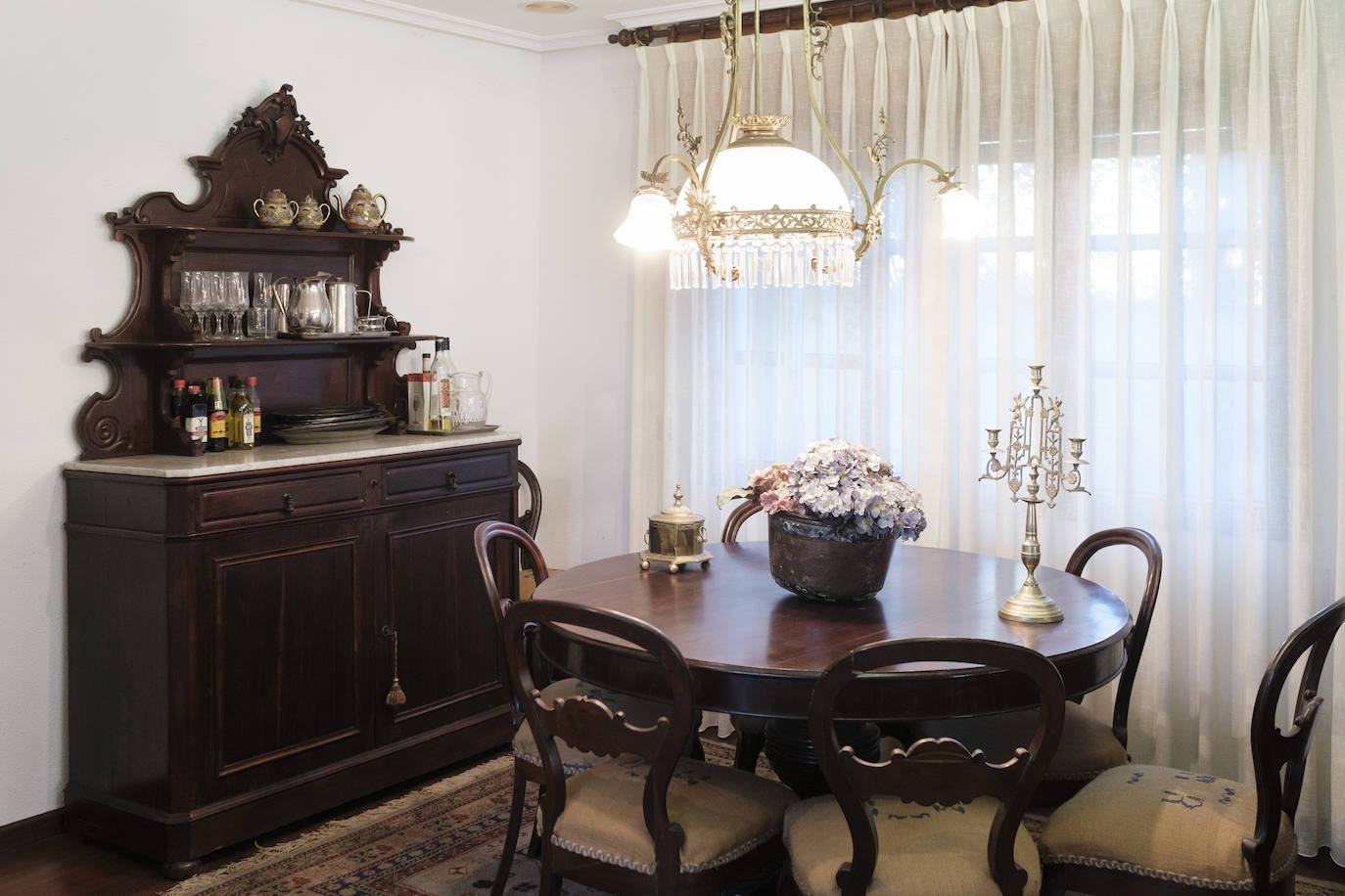 Muebles con historia. La pintora Cecilia Romero nació en la ovetense Casa del Deán Payarinos y de ella conserva enseres y objetos decorativos.