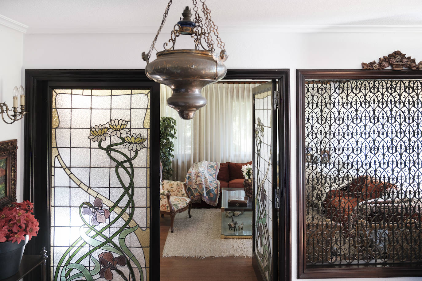 Muebles con historia. La pintora Cecilia Romero nació en la ovetense Casa del Deán Payarinos y de ella conserva enseres y objetos decorativos.