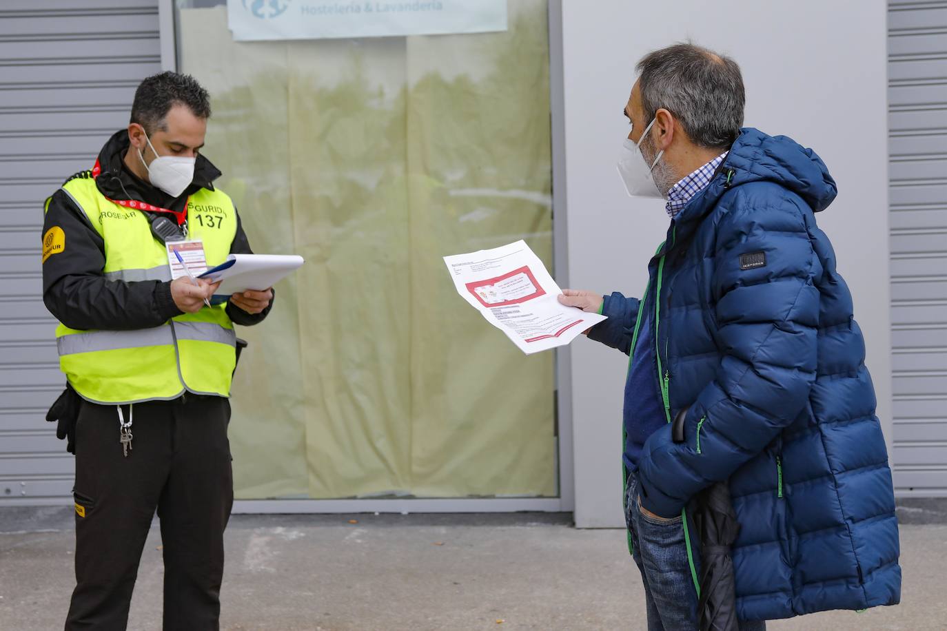 Bajo estrictas medidas de seguridad, los trescientos seguidores rojiblancos han ocupado sus localidades