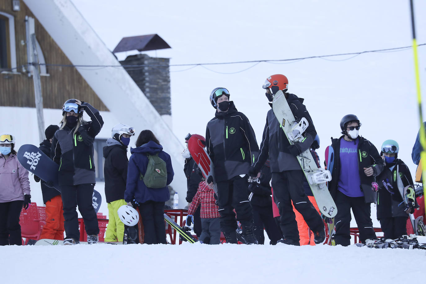 La Guardia Civil ha reforzado los controles en los accesos a la estación de esquí de Valgrande-Pajares, lo que ha provocado importantes retenciones.
