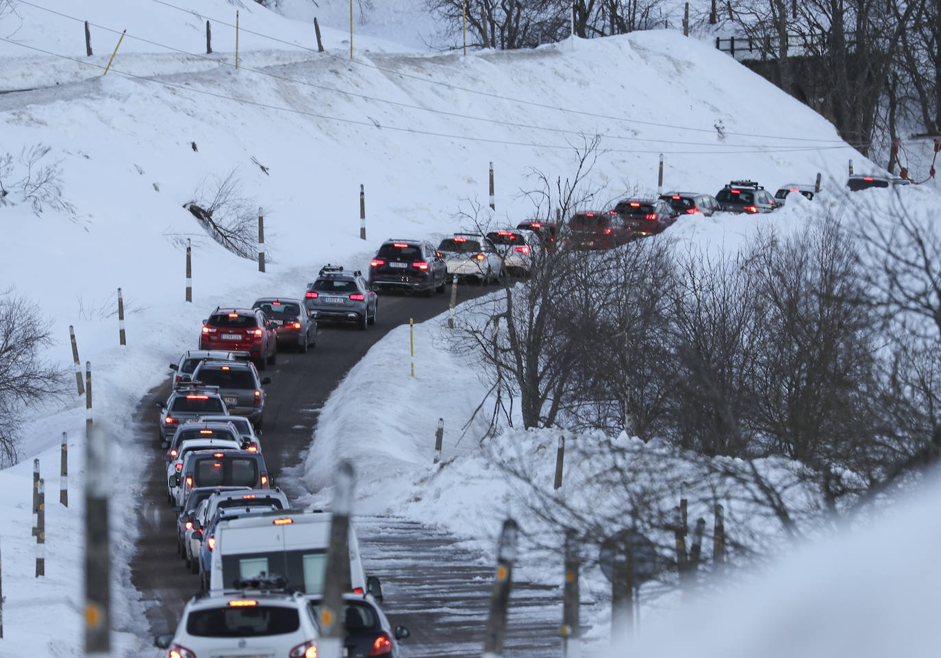 La Guardia Civil ha reforzado los controles en los accesos a la estación de esquí de Valgrande-Pajares, lo que ha provocado importantes retenciones.