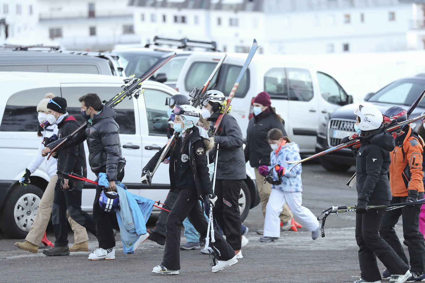 La Guardia Civil ha reforzado los controles en los accesos a la estación de esquí de Valgrande-Pajares, lo que ha provocado importantes retenciones.