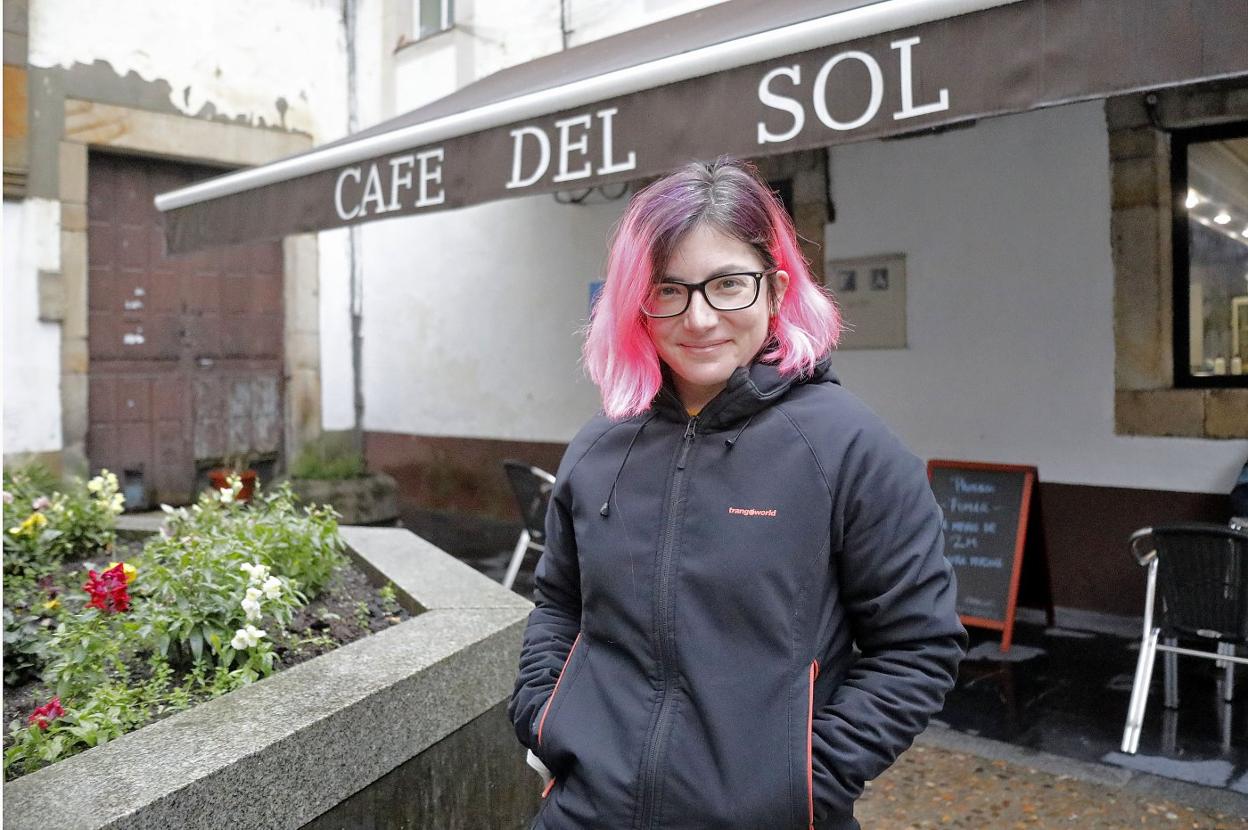 Cristina Simón, frente al Café del Sol, donde trabaja como camarera. 