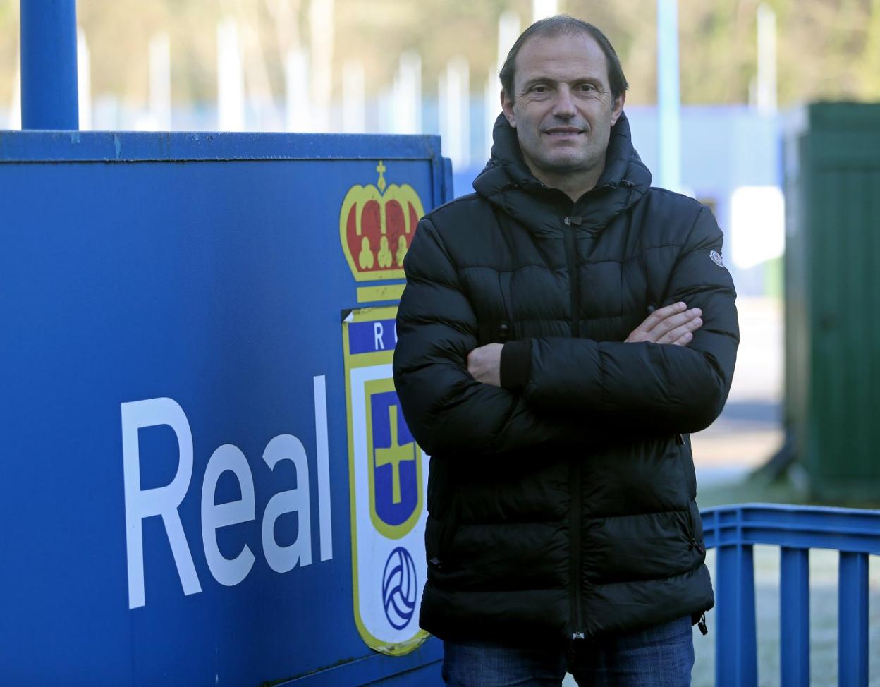 El responsable de la dirección deportiva azul, Arnau, ayer, en las instalaciones de El Requexón. 