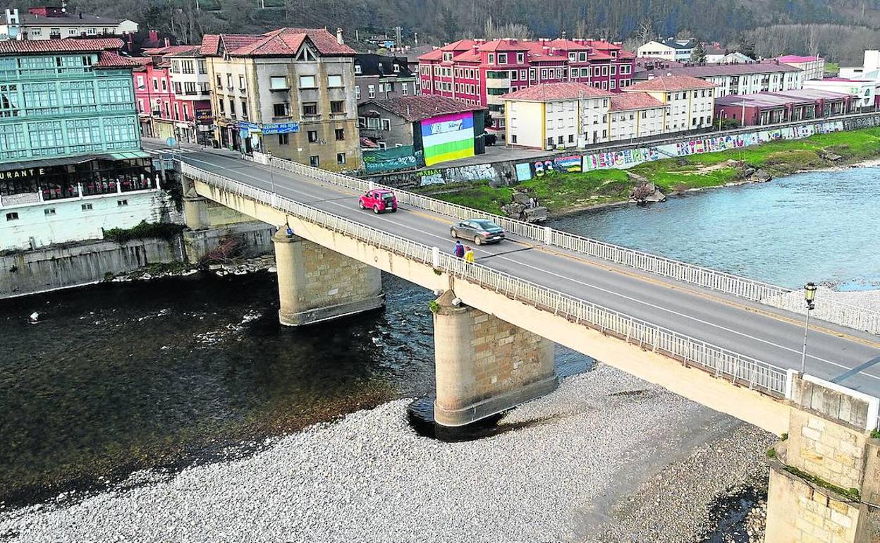 El Principado presupuestó en 800.000 euros las obras de reparación del puente Emilio Llamedo de Arriondas