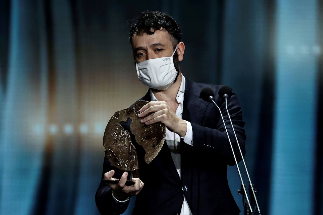 'Las niñas' y 'Antidisturbios' han sido los títulos protagonistas de la gala de los Premios Forqué, la primera gran cita del año del cine español. Fue una gala atípica, con decenas de asientos vacíos y mascarilla.