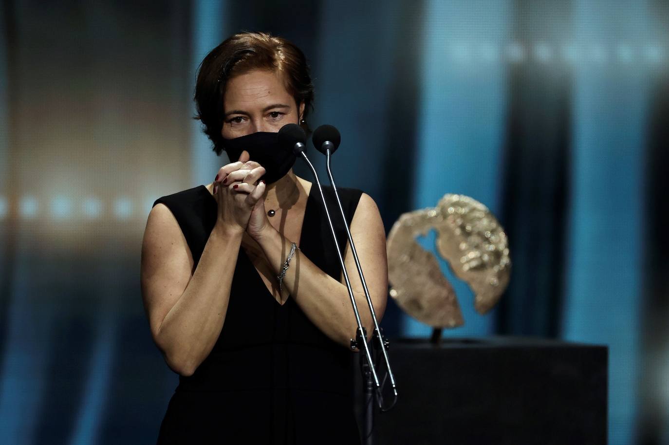 'Las niñas' y 'Antidisturbios' han sido los títulos protagonistas de la gala de los Premios Forqué, la primera gran cita del año del cine español. Fue una gala atípica, con decenas de asientos vacíos y mascarilla.