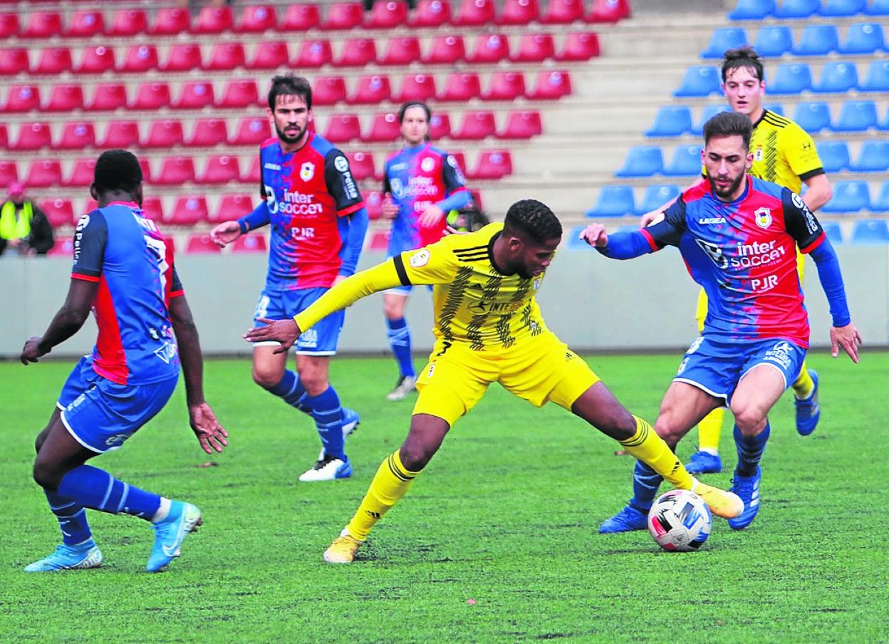 El oviedista Vanderson, que firmó un doblete, controla el balón entre Álvaro Gómez y Ketu. 
