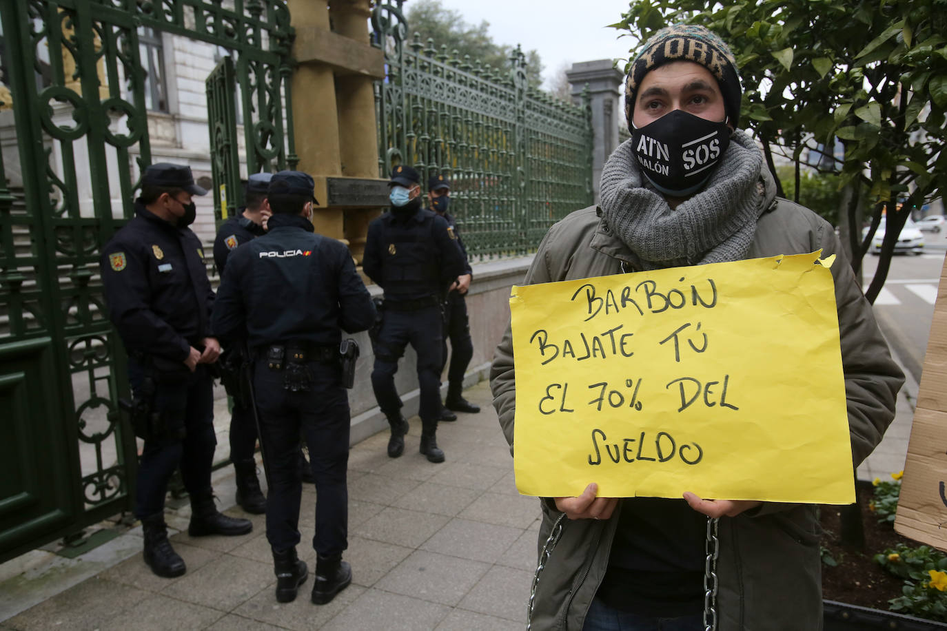 Los hosteleros asturianos han vuelto a salir a las calles de Gijón y Oviedo para protestar contra las últimas medidas adoptadas por el Gobierno regional para hacer frente a la pandemia; unas restricciones que pasan por prohibir la actividad en el interior de los locales en los concejos más afectados por el virus.