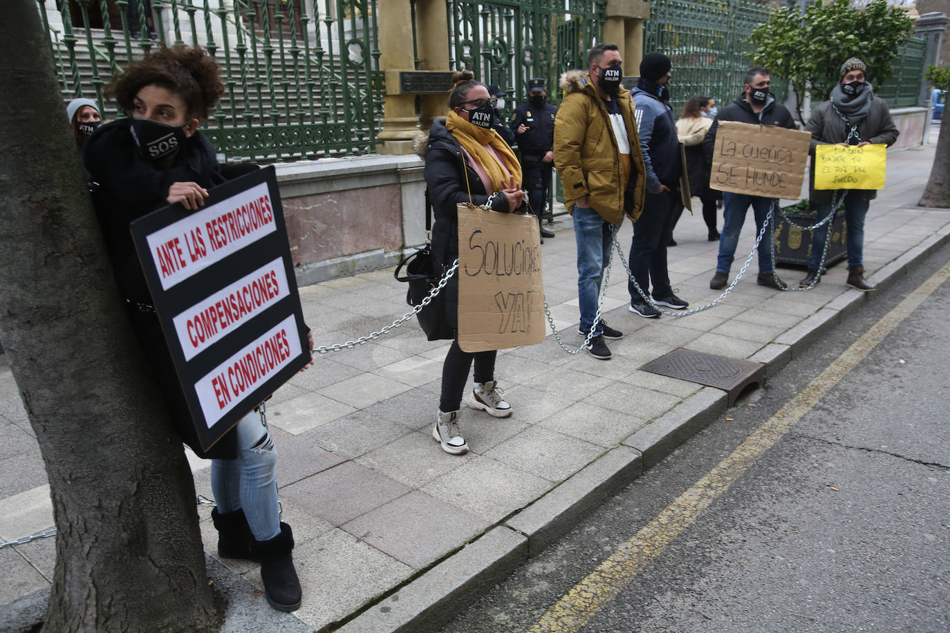 Los hosteleros asturianos han vuelto a salir a las calles de Gijón y Oviedo para protestar contra las últimas medidas adoptadas por el Gobierno regional para hacer frente a la pandemia; unas restricciones que pasan por prohibir la actividad en el interior de los locales en los concejos más afectados por el virus.