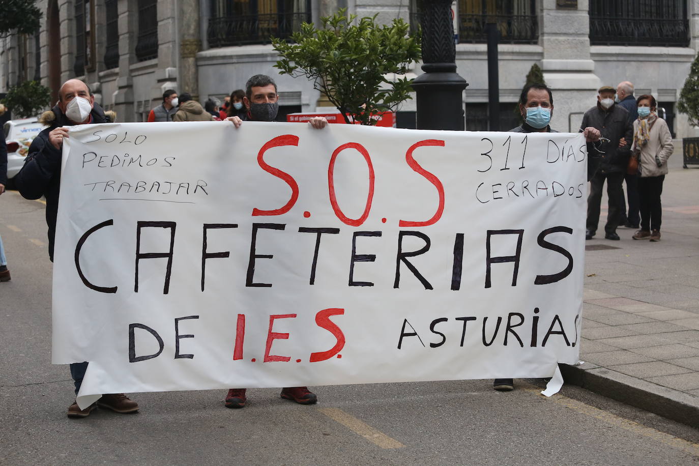 Los hosteleros asturianos han vuelto a salir a las calles de Gijón y Oviedo para protestar contra las últimas medidas adoptadas por el Gobierno regional para hacer frente a la pandemia; unas restricciones que pasan por prohibir la actividad en el interior de los locales en los concejos más afectados por el virus.