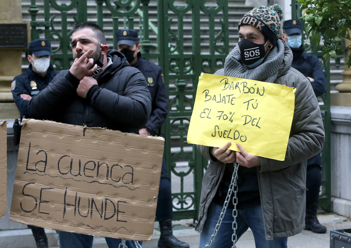 Los hosteleros asturianos han vuelto a salir a las calles de Gijón y Oviedo para protestar contra las últimas medidas adoptadas por el Gobierno regional para hacer frente a la pandemia; unas restricciones que pasan por prohibir la actividad en el interior de los locales en los concejos más afectados por el virus.