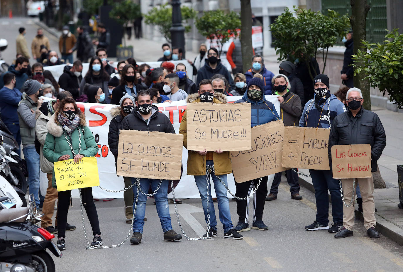 Los hosteleros asturianos han vuelto a salir a las calles de Gijón y Oviedo para protestar contra las últimas medidas adoptadas por el Gobierno regional para hacer frente a la pandemia; unas restricciones que pasan por prohibir la actividad en el interior de los locales en los concejos más afectados por el virus.