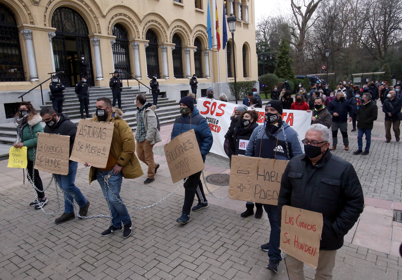 Los hosteleros asturianos han vuelto a salir a las calles de Gijón y Oviedo para protestar contra las últimas medidas adoptadas por el Gobierno regional para hacer frente a la pandemia; unas restricciones que pasan por prohibir la actividad en el interior de los locales en los concejos más afectados por el virus.