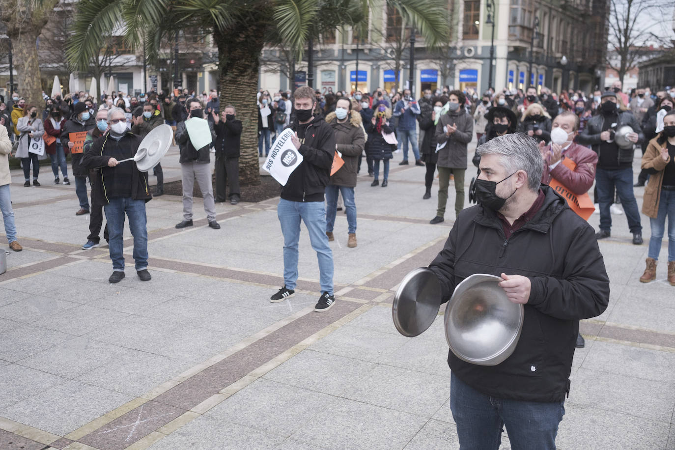 Los hosteleros asturianos han vuelto a salir a las calles de Gijón y Oviedo para protestar contra las últimas medidas adoptadas por el Gobierno regional para hacer frente a la pandemia; unas restricciones que pasan por prohibir la actividad en el interior de los locales en los concejos más afectados por el virus. 
