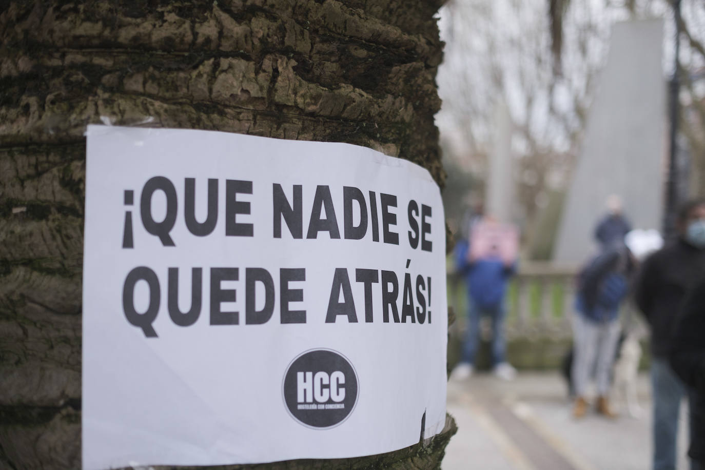 Los hosteleros asturianos han vuelto a salir a las calles de Gijón y Oviedo para protestar contra las últimas medidas adoptadas por el Gobierno regional para hacer frente a la pandemia; unas restricciones que pasan por prohibir la actividad en el interior de los locales en los concejos más afectados por el virus. 