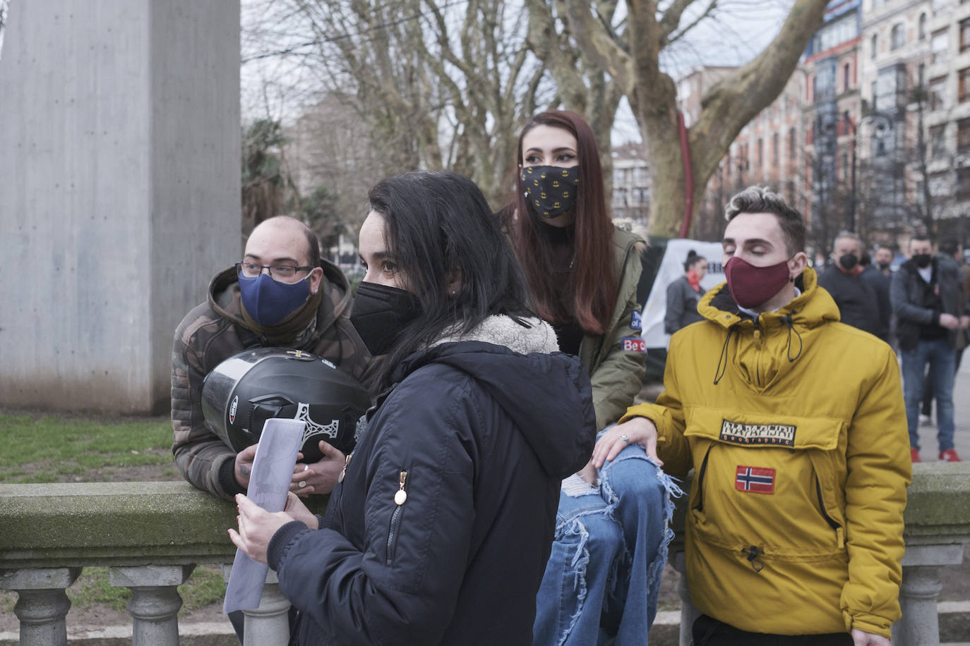 Los hosteleros asturianos han vuelto a salir a las calles de Gijón y Oviedo para protestar contra las últimas medidas adoptadas por el Gobierno regional para hacer frente a la pandemia; unas restricciones que pasan por prohibir la actividad en el interior de los locales en los concejos más afectados por el virus. 