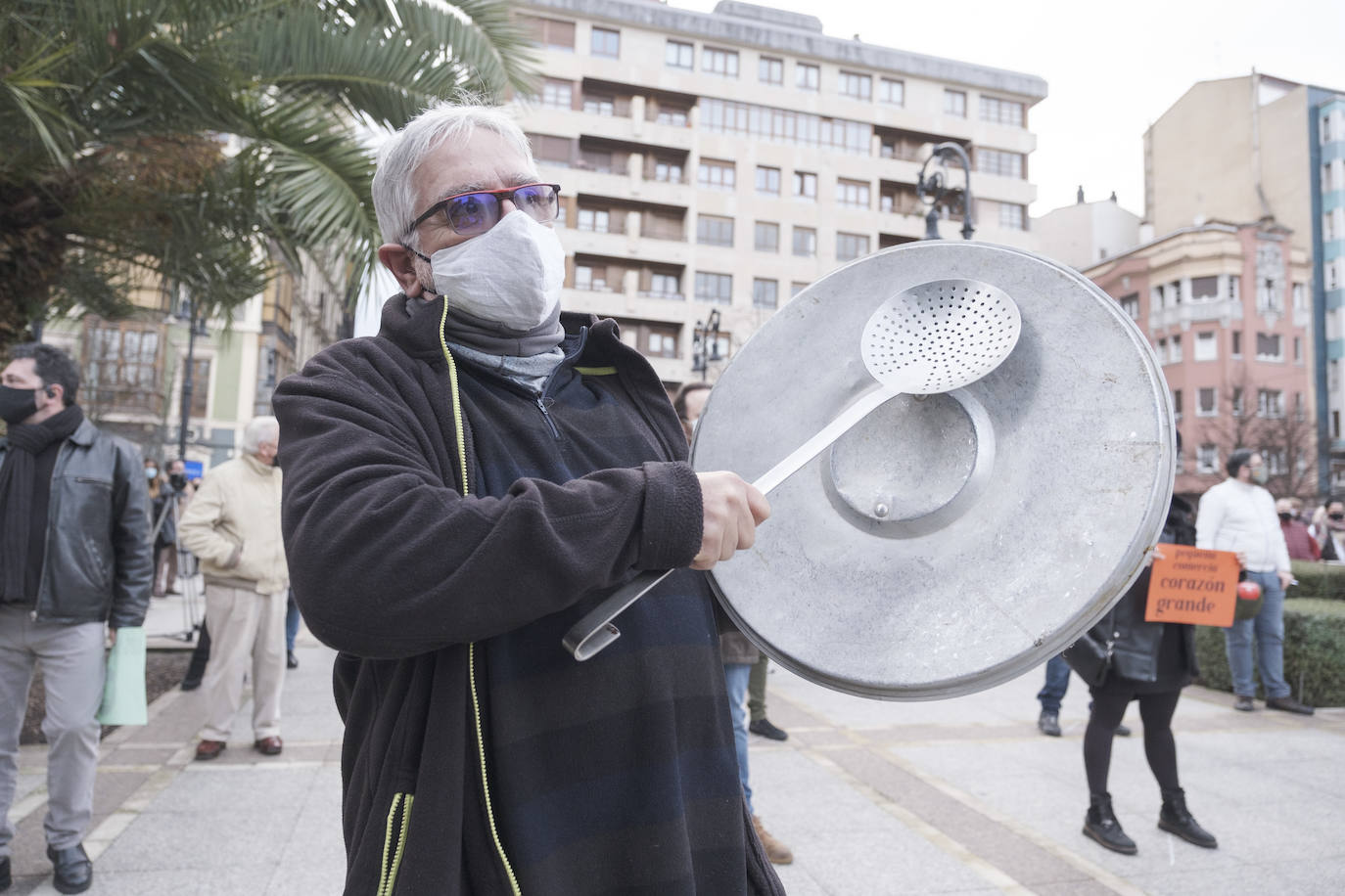 Los hosteleros asturianos han vuelto a salir a las calles de Gijón y Oviedo para protestar contra las últimas medidas adoptadas por el Gobierno regional para hacer frente a la pandemia; unas restricciones que pasan por prohibir la actividad en el interior de los locales en los concejos más afectados por el virus. 