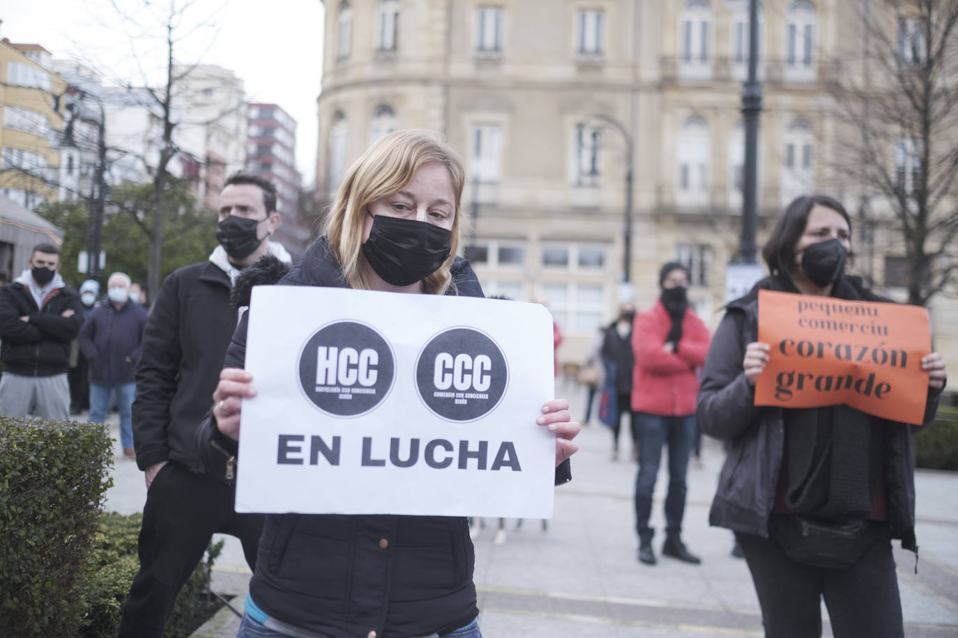 Los hosteleros asturianos han vuelto a salir a las calles de Gijón y Oviedo para protestar contra las últimas medidas adoptadas por el Gobierno regional para hacer frente a la pandemia; unas restricciones que pasan por prohibir la actividad en el interior de los locales en los concejos más afectados por el virus. 