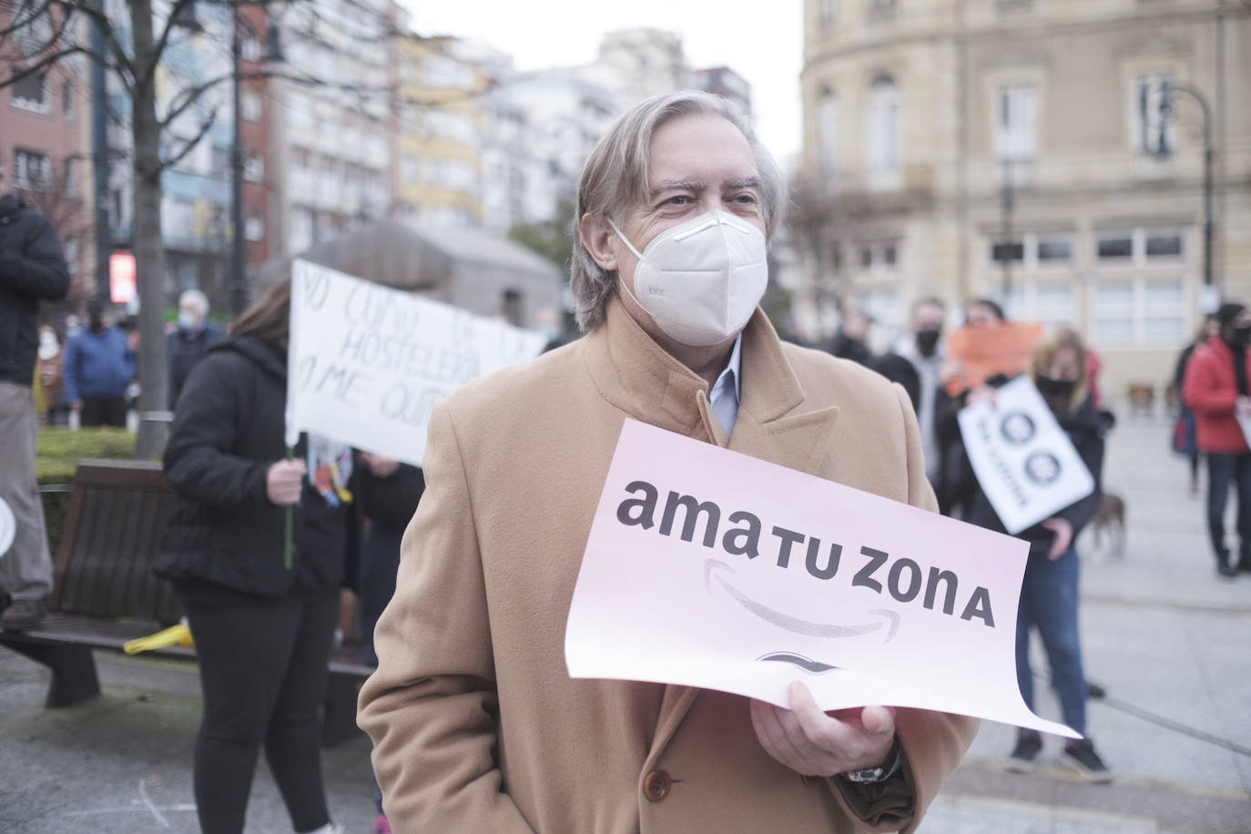 Los hosteleros asturianos han vuelto a salir a las calles de Gijón y Oviedo para protestar contra las últimas medidas adoptadas por el Gobierno regional para hacer frente a la pandemia; unas restricciones que pasan por prohibir la actividad en el interior de los locales en los concejos más afectados por el virus. 