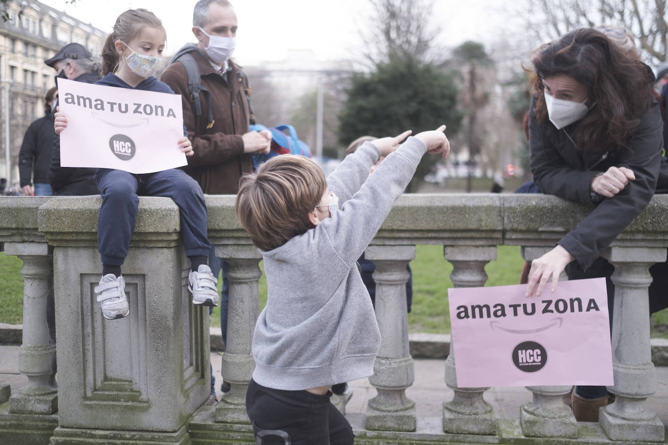 Los hosteleros asturianos han vuelto a salir a las calles de Gijón y Oviedo para protestar contra las últimas medidas adoptadas por el Gobierno regional para hacer frente a la pandemia; unas restricciones que pasan por prohibir la actividad en el interior de los locales en los concejos más afectados por el virus. 